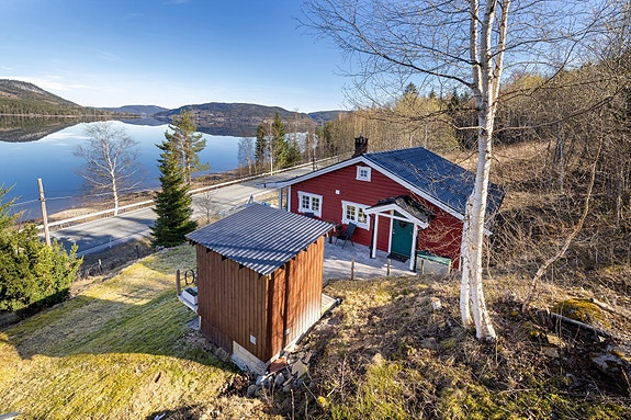 Velkommen til denne sjarmerende fritidsboligen ved Sperillen! Foto: Normann Foto AS v/Morten Normann Larsen
