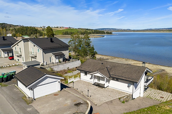 Velkommen til Berget 8 - Glimrende beliggenhet med nydelig utsikt i meget barnevennlige omgivelser! Foto: Arne Schram