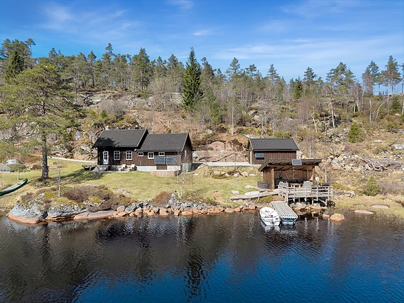 Velkommen til denne koselige hytta ved vannkanten! Foto: Boligfotografer