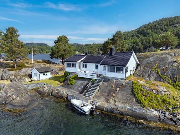 Velkommen til en helt unik fritidseiendom på Kjeholmen i Risør - en sjelden anledning til å sikre seg egen øy i idylliske Sørlandsomgivelser