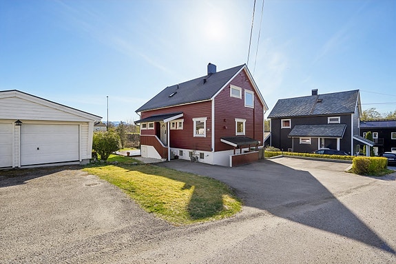 Velkommen til Liljedahlvegen 11! Innholdsrik enebolig i et etablert område preget av eneboliger fra ulike tidsepoker.