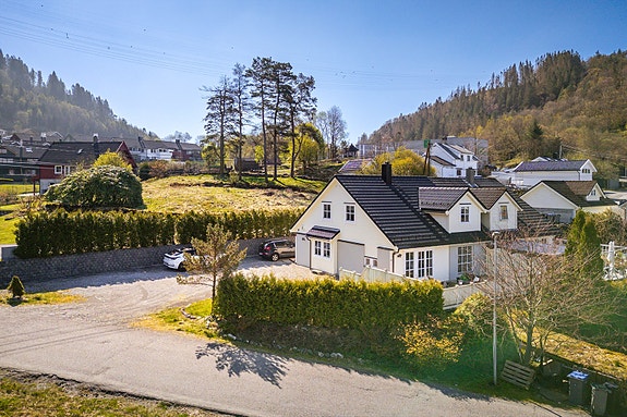 Velkommen til Nedre Kirkebirkeland 26 - en romslig og familievennlig tomannsbolig presentert av Tage Helle v/ Fana Sparebank Eiendom.