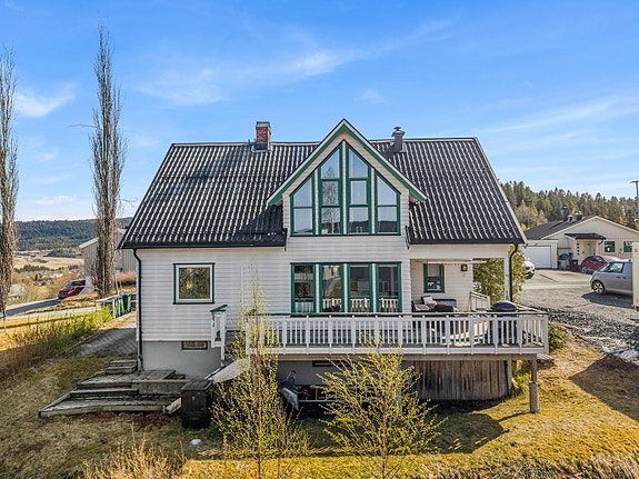 Velkommen til Haugamyrvegen 16! En innholdsrik enebolig over 3 plan beliggende sentralt på Klæbu.
