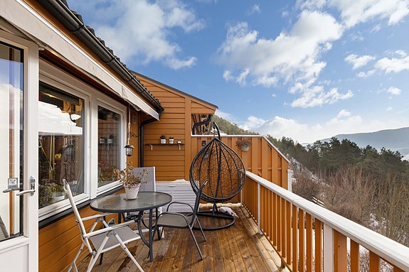 Altanen utenfor stuen er på ca. 13 m² og har god plass til utemøbler og grillutstyr.