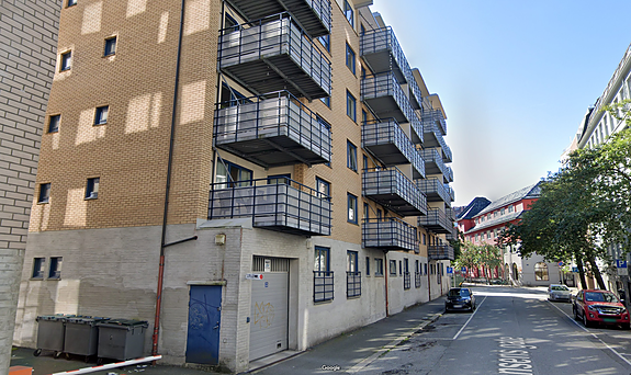 Innkjøringen til parkering er ned i kjeller til venstre.