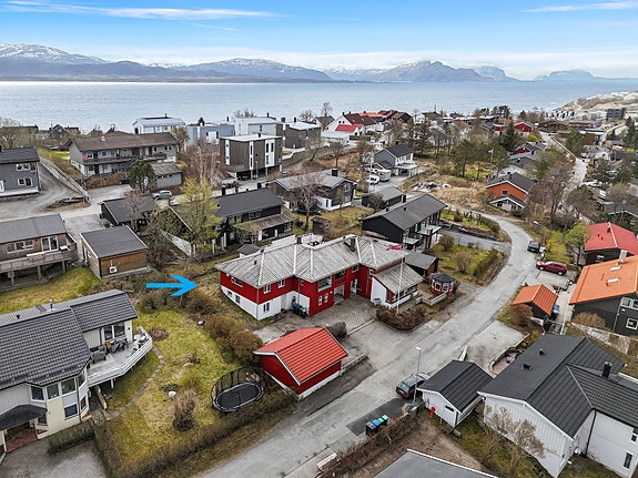 Velkommen til Sløyfa 5 - En arkitekttegnet enebolig med romslig tomt og godkjent utleiedel! Foto: EFKT og Mamor