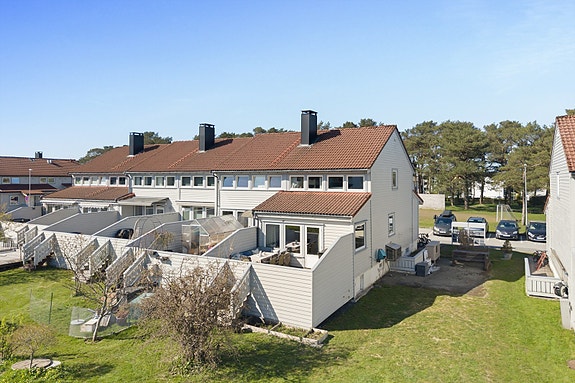 Velkommen til Solsletteveien 35A, et flott og innbydende enderekkehus, beliggende i et attraktivt og svært barnevennlig boligområde i Saxemarka.
