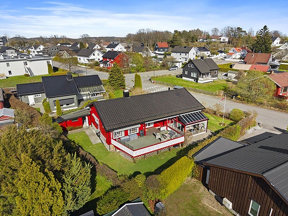 Velkommen til Frøyhovveien 27 - en innholdsrik enebolig i fint boligområde. Flott hagetomt med stor terrasse, utestue og gode solforhold.