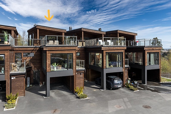 Stilrent Townhouse over 3 plan med gjennomgående god standard og moderne designvalg, beliggende i populære og familievennlige Kniplia i Gjerdrum.