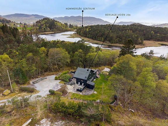 Dan Chruickshank presenterer: Sjarmerende hytte i naturskjønne omgivelser med solrik terrasse, frodig hage og utsikt til ferskvann. Helt privat og parkering på egen tomt. Vann/kloakk. (Foto: Stian Dirdal.)