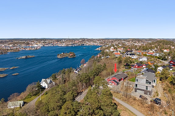 Eiendommen har en fin og solrik beliggenhet på en høyde med noe sjøutsikt over Galtesund og byfjorden