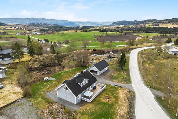 Velkommen til Råvegen 42. Enebolig fra 2015 med stor tomt og fin beliggenhet i Skjelstadmarka.