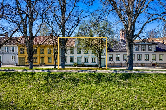 Dette er Voldgaten 3, en av de iøynefallende bygårdene i Gamlebyens kvartal nr 2 - rett innenfor vollgravene som "beskytter" Gamlebyen fra omverdenen.
