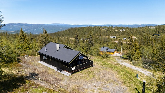 Velkommen til Fjellvegen 51 i Sør-Aurdal kommune. Eiendomsmegler Marit Nystuen presenterer denne eiendommen. Foto: Christine Stokkebryn