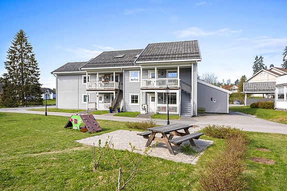 Velkommen til Siggerudbråtan 86! En innholdsrik og flott 5-roms selveierleilighet over to plan.