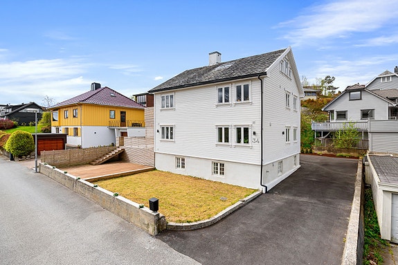 Velkommen til Chr. Krohgs gate 34 - en betydelig oppusset enebolig med mulighet for uteleie i kjeller, flere soverom, solrike uteområder, god parkering, og gåavstand til Sandnes sentrum!
