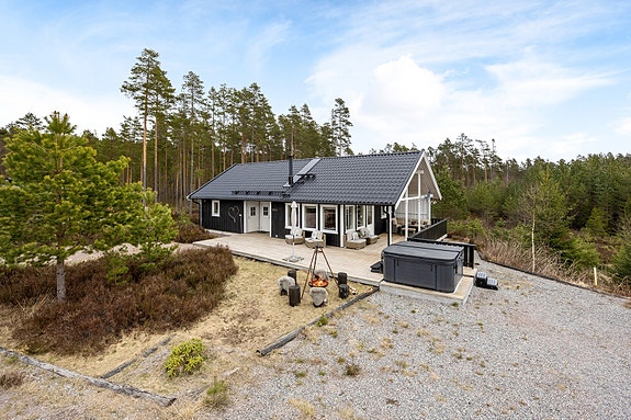 Velkommen til Eikestadveien 203! En koselig fritidsbolig med fin beliggenhet ved Vortungen. (Foto: Svein Michaelsen)