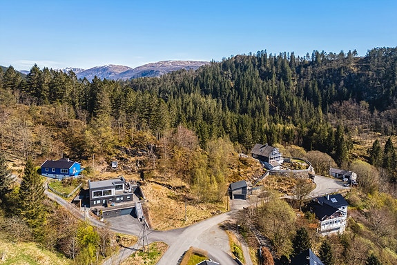 Velkommen til en sjelden anledning, i et attraktivt og familievennlige område! Denne flotte tomten ligger naturskjønt til langs gamle Sædalsvegen, i et rolig og etablert nabolag med svært gode solforhold og en ettertraktet sørvestvendt beliggenhet.