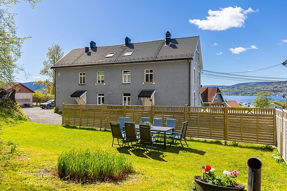Privatmegleren ved Kristian Haltvik har gleden av å presentere denne stilrene og innbydende 3-roms leiligheten over to plan beliggende på Engersand i Lier kommune.