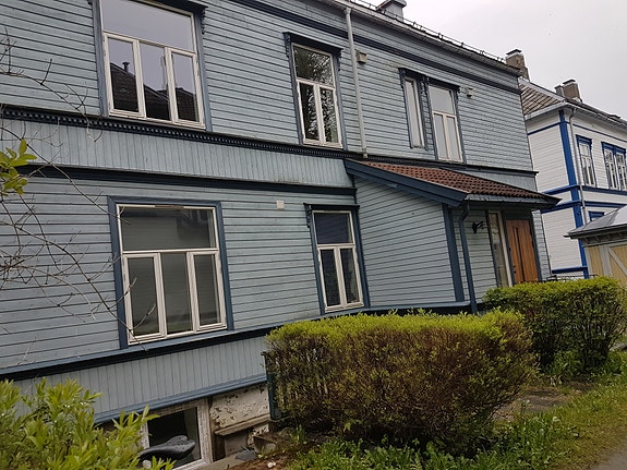 Inngang fra bakgård