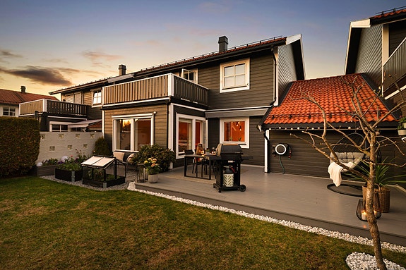 Velkommen til Åsmoen Vestre 39! En pen og velholdt enebolig i kjede med koselig uteplass og barnevennlig beliggenhet.