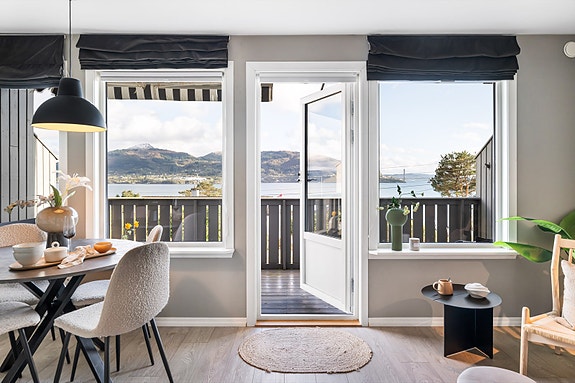 Velkommen til Strandvegen 62 - Presentert av Eiendomsmegler Lene Rikstad for Eiendomsmegler Norge Nordhordland.