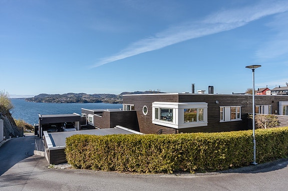 Lekker vertikaldelt tomannsbolig fra 2011 med carport, terrasse, balkong og hage.