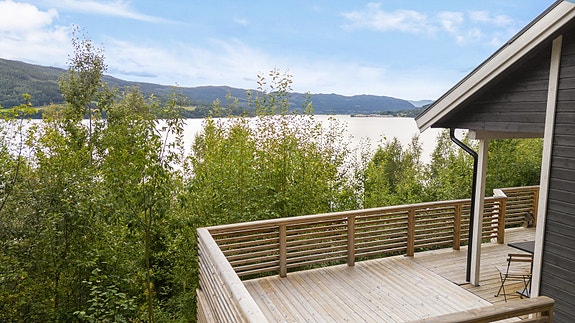 Terrasse med utsyn mot Randsfjorden.