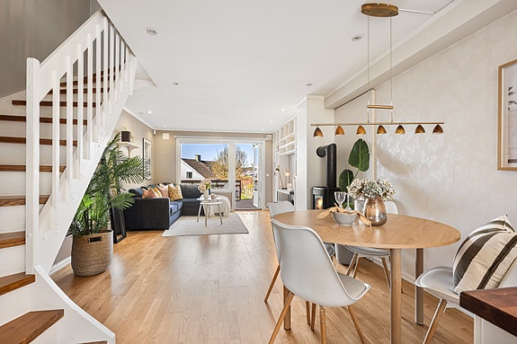 Velkommen til Jakslandveien 15! Et arealeffektivt rekkehus over to plan med en gjennomtenkt planløsning, hvor de sosiale sonene er samlet i første etasje. Foto av Rekyl Foto