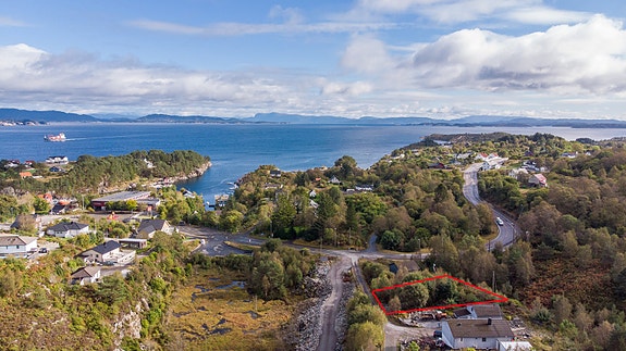 Tomten er markert med rød linje