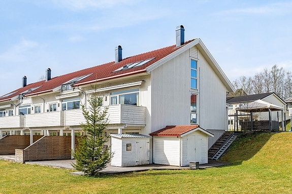 Velkommen til Tonstadbrinken 30D og en innholdsrik familiebolig med usjenert endebeliggenhet på Tonstad. (Foto: Max Stenberg - Grattis foto)