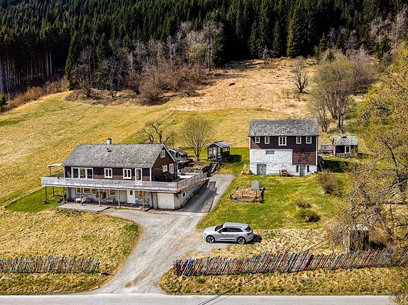 Sentralt beliggende småbruk i Bavallen/Ringheim med enebolig med utleiedel, eldre låve, veksthus, eldhus og lekestue! Foto: Sjut AS v/ Sverre Hjørnevik