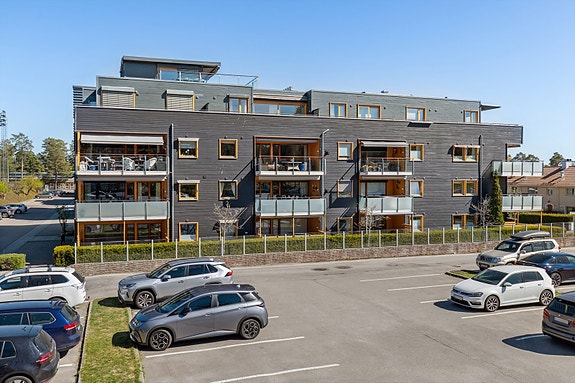 Romslig og velholdt selveierleilighet med to soverom, to verandaer samt garasjeplass med elbillader