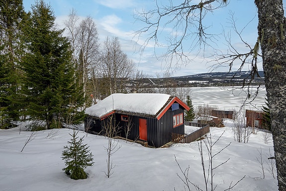 Velkommen til Sjusjøvegen 1063, 1067 Og 1069! En sjelden fritidseiendom med attraktiv beliggenhet i rolige omgivelser, hvor tomten grenser direkte ned mot Nord-Mesna. Foto: Lars Marius Bækkevold
