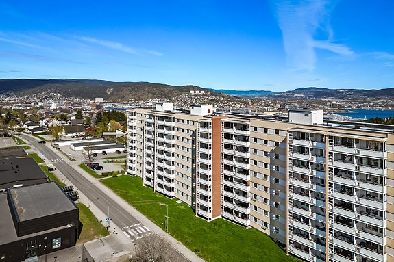 Eiendommen ligger høyt og fritt på Fjell, med kort vei til Drammen sentrum. Foto: Knipzet v/Haiman Askari