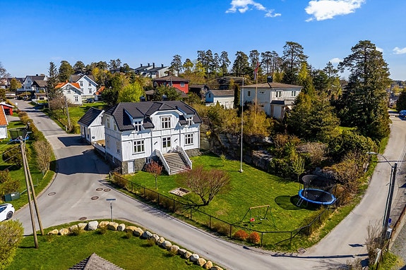 Velkommen til Gokstadryggen 9! En innholdsrik eiendom innredet med kjøkken og bad i hver etasje og med et eldre, frittstående butikklokale på tomten. Foto: Karl Filip Kronstad.