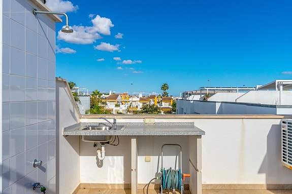 Rekkehus med 3 soverom, takterrasse og gangavstand til stranden
