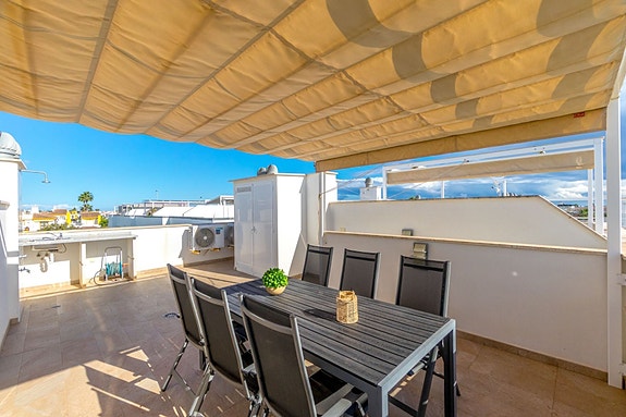 Rekkehus med 3 soverom, takterrasse og gangavstand til stranden