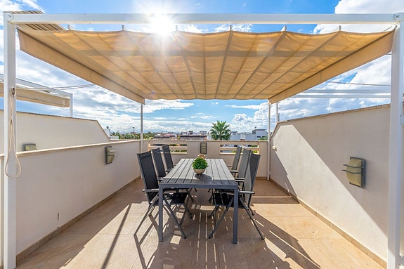 Rekkehus med 3 soverom, takterrasse og gangavstand til stranden