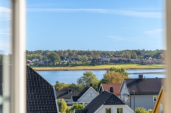 Velkommen til denne høytliggende og flotte leiligheten med fin utskt mot Træla!