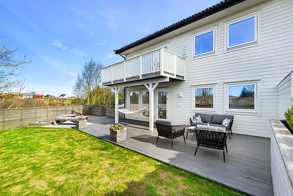 EiendomsMegler 1 v/Merete Seim har gleden av å presentere Glesnesvegen 358A. (Foto: Mats Lie)