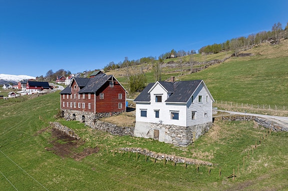 Eigedomen ligg i landlege omgjevnader i Bakkingavegen på Hafslo med praktfull utsikt over Hafslovatnet.