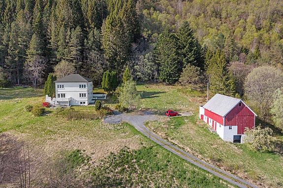 Velkommen til Kroksethagen 8! Eiendommen ligger i et område preget av spredt boligbebyggelse i naturskjønne omgivelser.