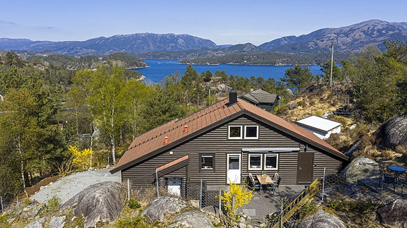 Velkommen til Hundsnesvegen 493 - En stor og tiltalende familiehytte med flott utsikt mot Hervikfjorden! Idyllisk og usjenert beliggenhet innerst i blindvei.