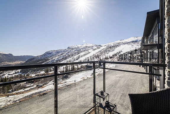 Fjellmegleren har gleden av å presentere - Eksklusiv "Chalet" leilighet på Skarsnuten 905 med ekte høyfjellsfølelse og storslått utsikt. Foto: Aurelijus Norvaisas.