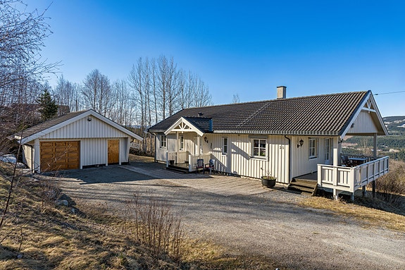 Eiendomsmegler Marit Nystuen presenterer Etnlivegen 35 øverst i Kollstadbygda. Foto: EFKT v/ Tor Solberg