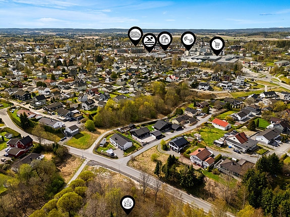 Sentral tomt i et veletablert område i Askim. Foto: Creative Foto AS