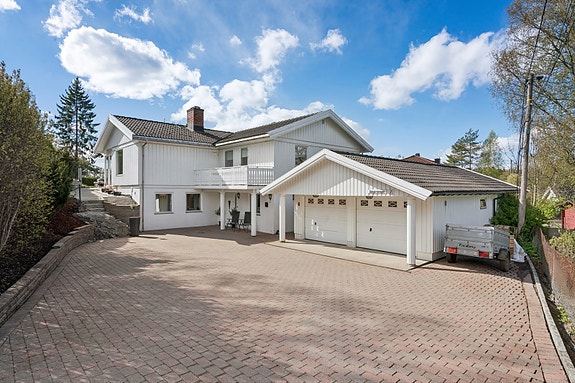 Velkommen til Ødegårdsveien 7 - En innholdsrik og familievennelig enebolig over 2 plan med stor pen hage, terrasse og balkong, dobbeltgarasje og elbillader - Presentert av Eiendomsmegler Olav Storås v/DNB Eiendom.