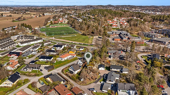 Tomten er på ca. 750 kvm og byr på særdeles gode solforhold gjennom store deler av dagen