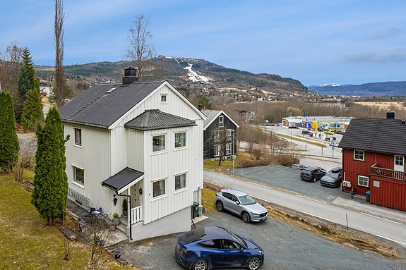 Ali Khoshnau ved EiendomsMegler 1 har gleden av å presentere Skeivegen 85! Foto; EFKT (Magnus Berdal)
